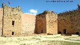 Castillo de los Guzmanes. Plaza de Armas. Al fondo la Torre del Homenaje