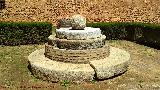 Castillo de los Guzmanes. Patio de Caballeras. Piedras de molino y bolao