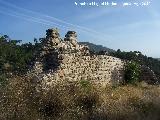 Muralla de la aldea medieval de La Espinareda. Muralla con restos de almenas y su paso de guardia