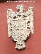 Pilar de Don Pedro. Escudo sobre la fuente
