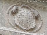 Casa de la Calle Cocheras n 12. Escudo
