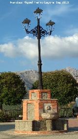 Farola y Fuente de la Plaza de los Jilgueros
