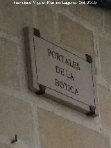 Portales de la Botica. Placa