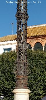Farola de la Plaza San Fernando. Detalle del �guila bic�fala