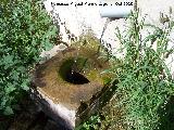 Fuente de las Cuevas. Cao de agua con piedra para llenar los cntaros