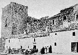 Castillo de Baena. Lugareos ante las casa adosadas al exterior del castillo 1915