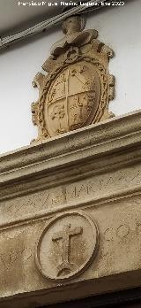 Casa de la Calle Teniente Ochando n� 6b. Escudo y cruz