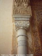 Alhambra. Patio de los Arrayanes. Capitel con policroma azul
