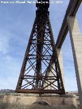 Puente del Hacho. Pilar antiguo junto al pilar nuevo de hormign