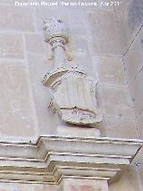 Colegiata de la Asuncin. Escudo derecho de la portada cedada izquierda