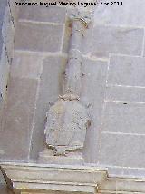 Colegiata de la Asuncin. Escudo izquierdo de la portada cedada derecha