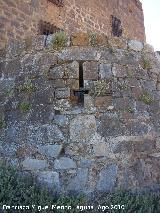 Castillo-Palacio de La Calahorra. Saetera en cruz del vestigio de la torre circular