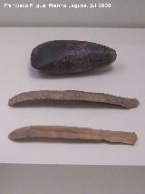 Cuevas de Los Botijos y La Zorrera. Hacha pulida de piedra y raspadores de slex