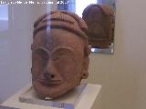 Museo de Arte Precolombino Felipe Orlando. Cabeza con tocado. Cultura Huasteca o Totonaca. 900 - 1521 d.C.