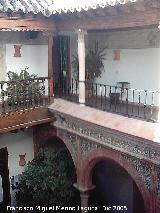 Palacio de Mondragn. Patio que da paso a los Jardnes