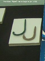 Historia del Puerto de Santa Mara. Anzuelos de bronce ranurados. poca pnica. Museo Arqueolgico de Baelo Claudia