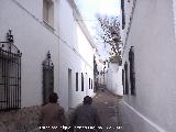 Casa de San Juan del Castillo. Calle, al fondo la casa