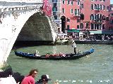 Gndola. Por el Puente de Rialto.