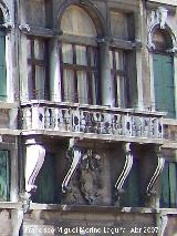 Casa del Campo de San Maurizio n 2740. Balcn y escudo