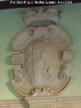 Palacio de Jabalquinto. Escudo sobre la puerta en el patio