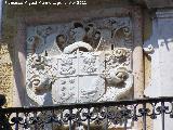 Palacio de la Calle de Sevilla n 50. Escudo izquierdo