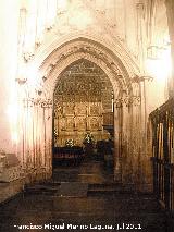 Catedral de Valencia. Pasillo de acceso a la Capilla del Santo Cliz. Puerta de acceso a la Capilla del Santo Cliz