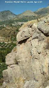 Castillo de Chincyar. Al fondo Blmez de la Moraleda