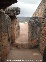 Dolmen de Viera. Puerta de acceso al pasillo desde el interior