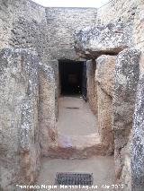 Dolmen de Viera. Puerta de acceso al pasillo desde el exterior