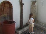 Plaza de los Rincones de Oro. Fuente y columna