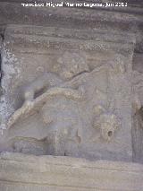 Palacio de las Columnas. Relieve de la pilastra izquierda
