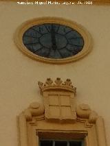 Estacin de Autobuses. Reloj y escudo