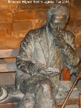 Estatua a Antonio Machado. 