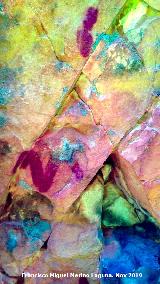 Pinturas rupestres del Cimbarrillo de Mara Antonia II. Tratada con Dstretch