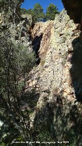 Pinturas rupestres del Cimbarrillo de Mara Antonia II. Cascada desde el abrigo