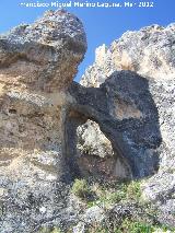 Castillo de Hútar. Arco de piedra del Castillo de El Rosell. Al fondo el Castillo de Hútar
