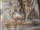 Catedral de Jaén. Fachada. Cabeza en la punta de la espada en el bajorelieve de Santa Catalina