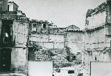 Plaza de las Cruces. Edificio demolido de la Delegación de Obras Públicas con los restos de la muralla al fondo