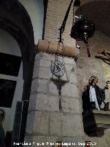 Iglesia de la Magdalena. Escudo y lámpara