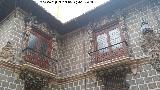 Madraza. Escudos y balcones con las siglas de Isabel y Fernando