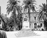 Plaza de la Constitución. Foto antigua. Monumento a Bernabé Soriano