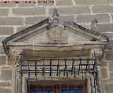 Palacio de Anguís Medinilla. Frontón partido de la ventana