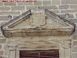 Palacio de Anguís Medinilla. Frontón partido por escudo heráldico en el balcón