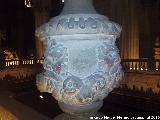Catedral de Jaén. Sobrecoro. Jarrón con restos de cromía roja