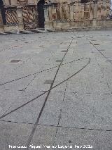 Plaza de Santa María. Líneas del reloj de sol y cuadrados que representan una prolongación de la Catedral