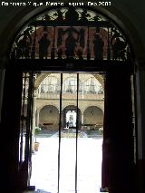 Hospital de Santiago. Capilla. Patio a través de la reja central
