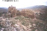 Castillo del Berrueco. Patio de Armas, con el Torreón Circular izquiedo y las murallas almenadas