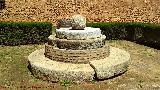 Castillo de los Guzmanes. Piedras de molino y bolaño