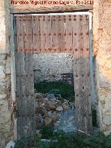 Puerta. Puerta de clavazón con restos de cruz. Cortijo Sancho Iñiguez - Jaén