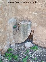 Castillo de los Guzmanes. Resto arqueológico reutilizado en la barbacana norte